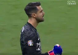 柏列斯塔门将表现出色,连续扑出关键球 柏列斯塔门将表现出色,连续扑出关键球